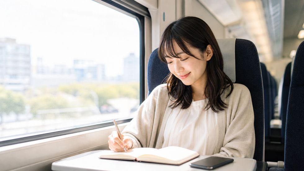 江別からJRで札幌に通うライバー志望者が電車内でコンテンツのアイデアをメモしている様子