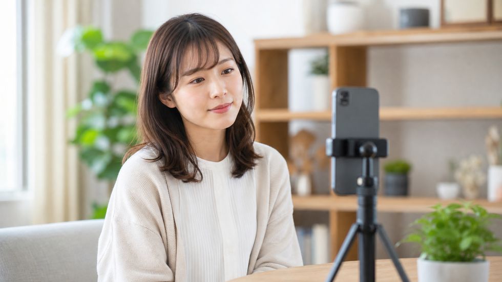 配信中に落ち着いて次の話題を考えるライバーの様子