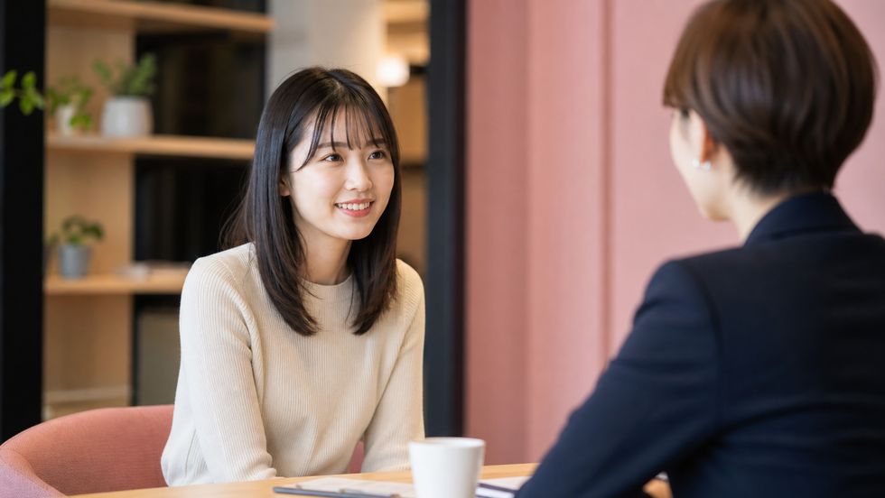 ライバー事務所の面談で担当スタッフと話し合う女性