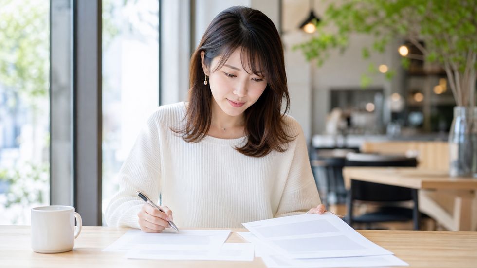 札幌のライバー求人を見比べる女性（求人票のチェックポイントを確認している）