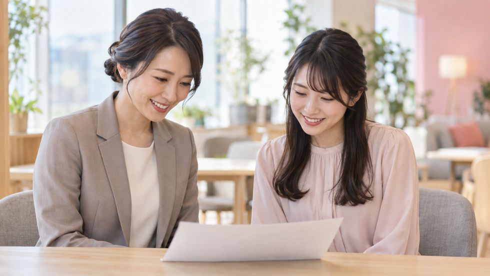 スタッフと一緒にフィードバックシートを見ながら改善点を確認するライバー