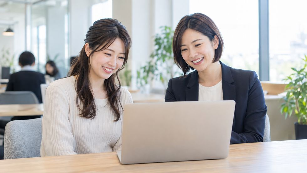 ライバー事務所のスタッフから著作権のサポートを受けている様子