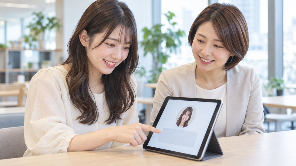ライバーがスタッフと一緒にプロフィール文を見直している様子