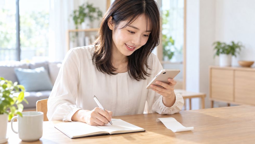 ライバーが経費になるものの領収書を撮影して記録している様子