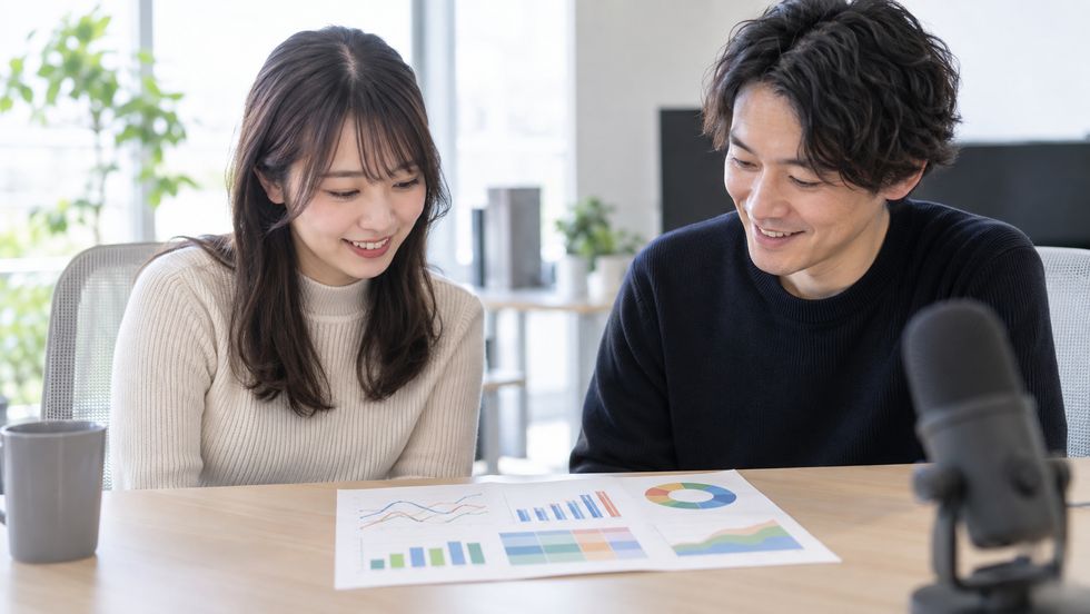 事務所訪問でフィードバックシートの実物を確認する場面